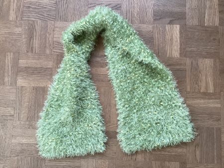 Flauschiger, warmer, hellgruener Strickschal für den Winter