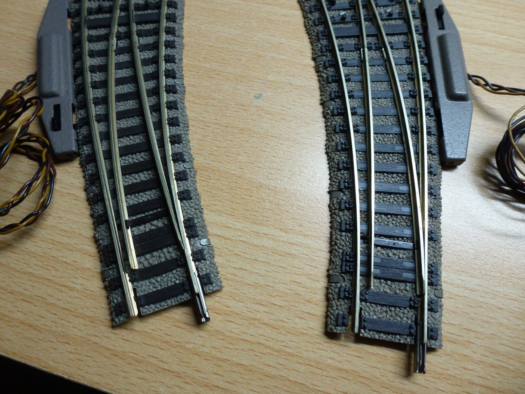 Fleischmann Modellini di ferrovie: Fleischmann H0 Profigleis Bogenweichenpaar 6142 mit Antrieb – Usato da Hombrechtikon venduto da Se9 4