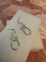 Elegante silberfarbene geknotete Ohrstecker, 1.5x5cm, neu