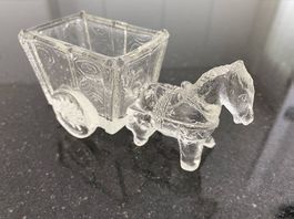 Glaspferd mit Karre als Deko