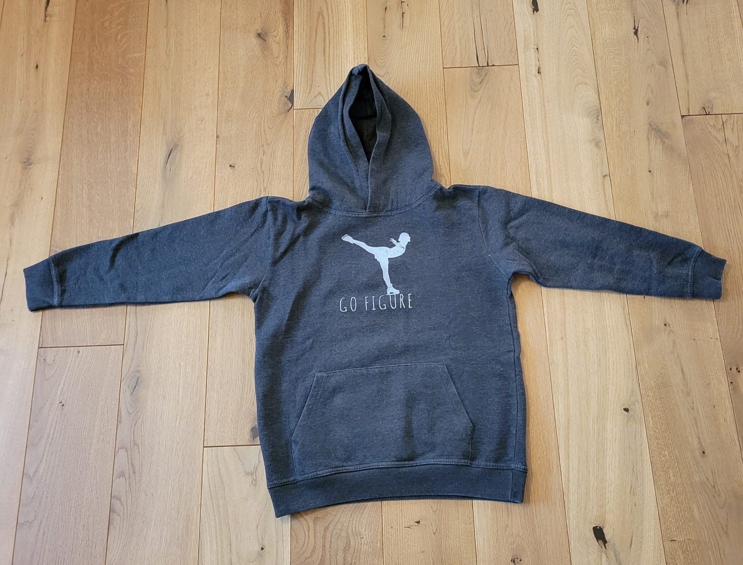 Pullover & Sweatshirts: Pulli mit Eiskunstlaufdruck – Gebraucht aus Huttwil von Yellow74