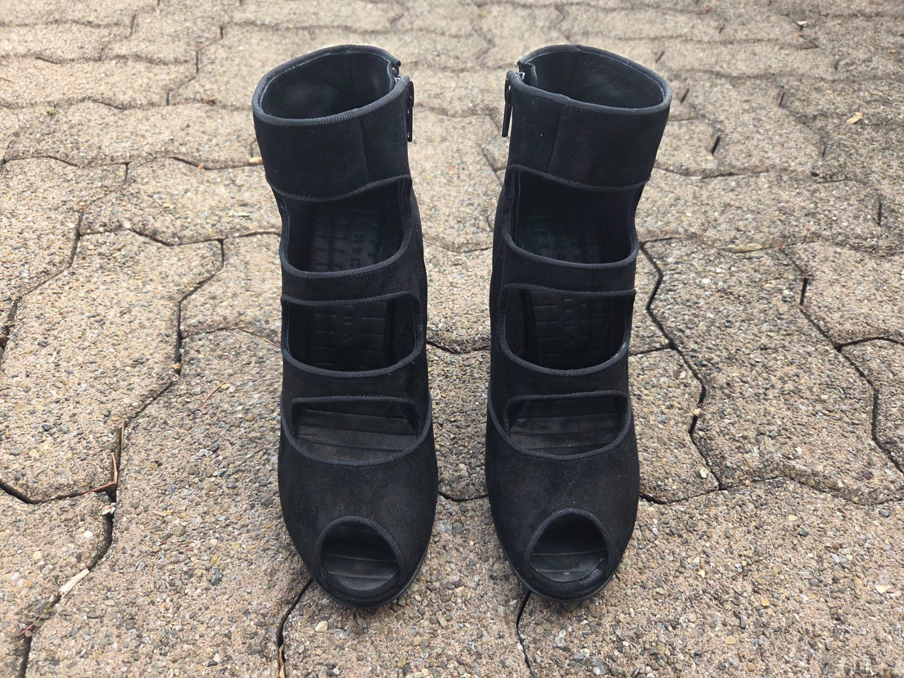 Chie Mihara Chaussures femmes: Chie Mihara Black Suede Booties NEU 37.5 – Neuf (Voir description) à Zürich par aktak 3