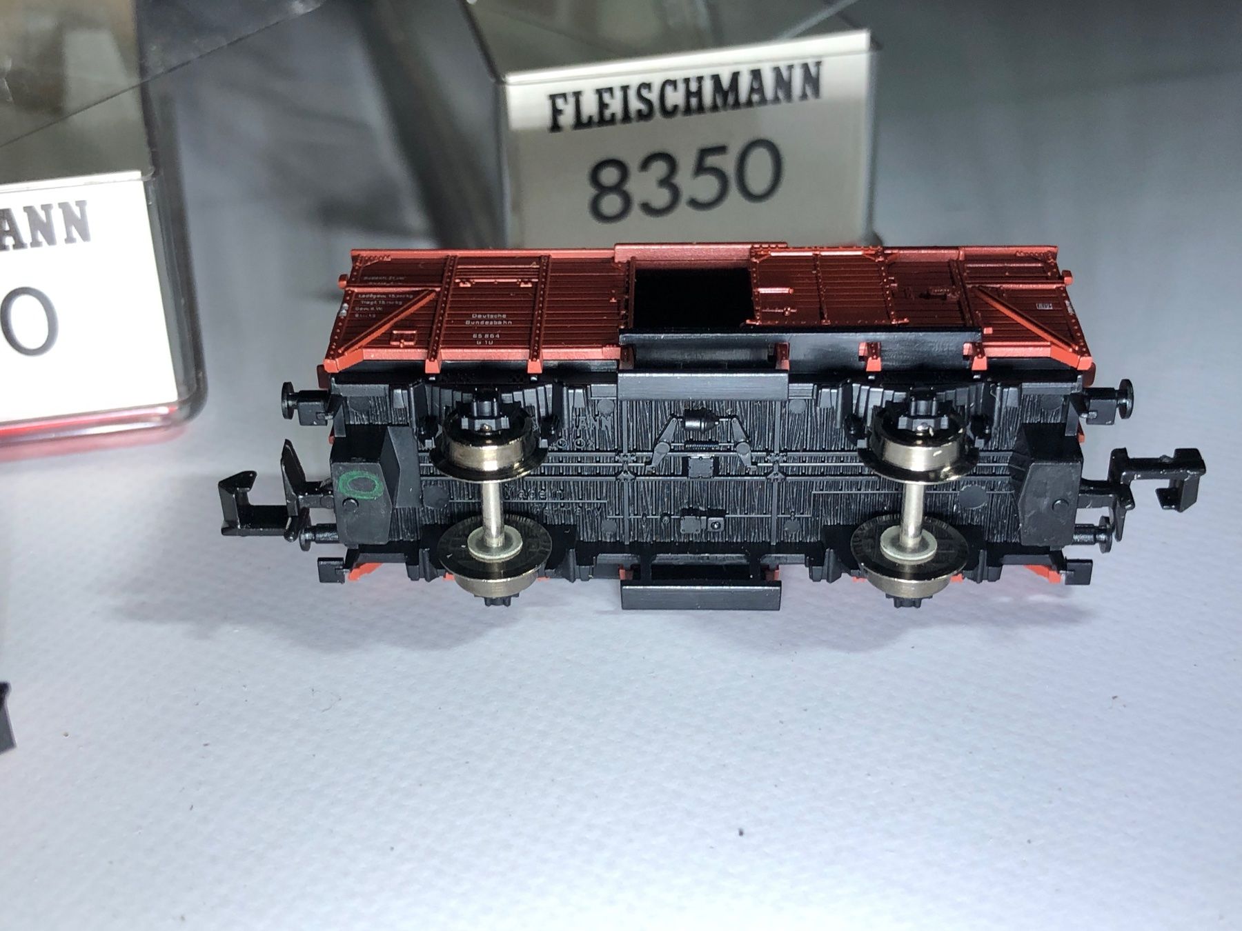 Fleischmann Modelleisenbahnen: 2x Fleischmann Güterwagen gedeckt 8350, Spur N – Gebraucht aus Bergdietikon von Garak 7