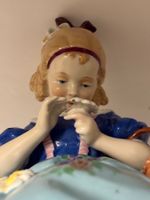 Alte Porzellanfigur Mädchen mit Gänseblümchen von Katzhütte