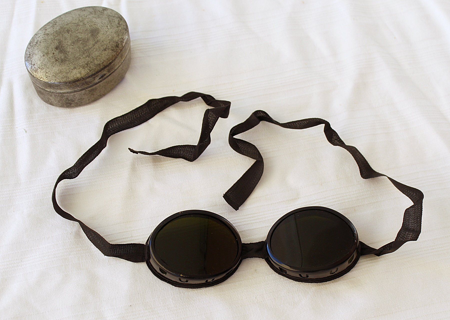 Schweizer Armee Uniformen: Schweizer Armee Gletscherbrille FAEC Chiasso mit Dose – Gebraucht aus Zürich von Auctionata 1