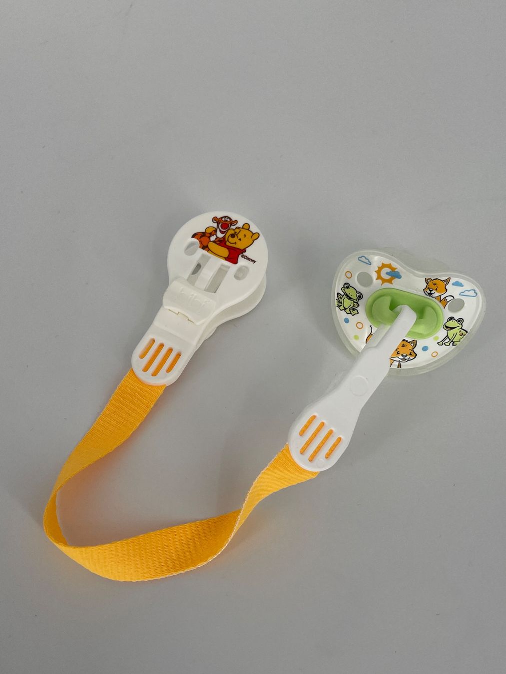 Succhiotti & catenelle porta ciuccio: Winnie Pooh Nuggihalter mit Schnuller bibi – Nuovo (secondo la descrizione) da Auenstein venduto da moin.