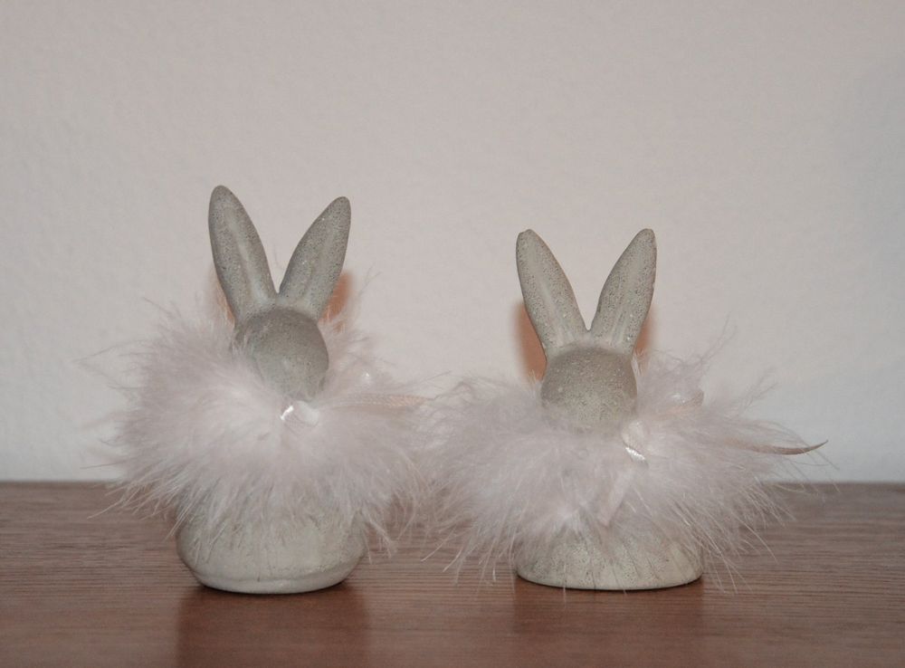 2 kleine Osterhasen aus Beton mit Federboa | Kaufen auf Ricardo