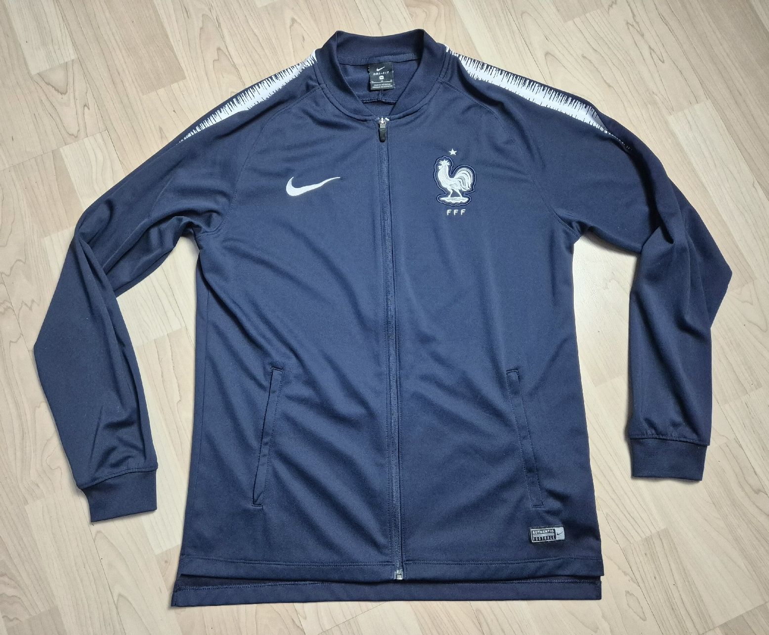 Nike Giacche: Nike 18/19 Frankreich Jacke Grösse M – Usato da St. Gallen venduto da CaliSunshine