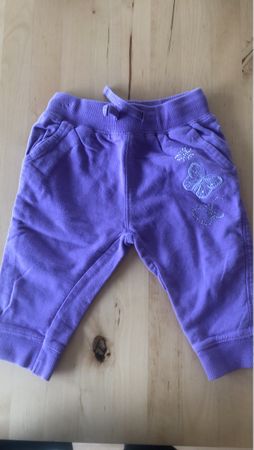 Süsse Mädchen Jogginghose in Lila mit Schmetterling, Gr. 68