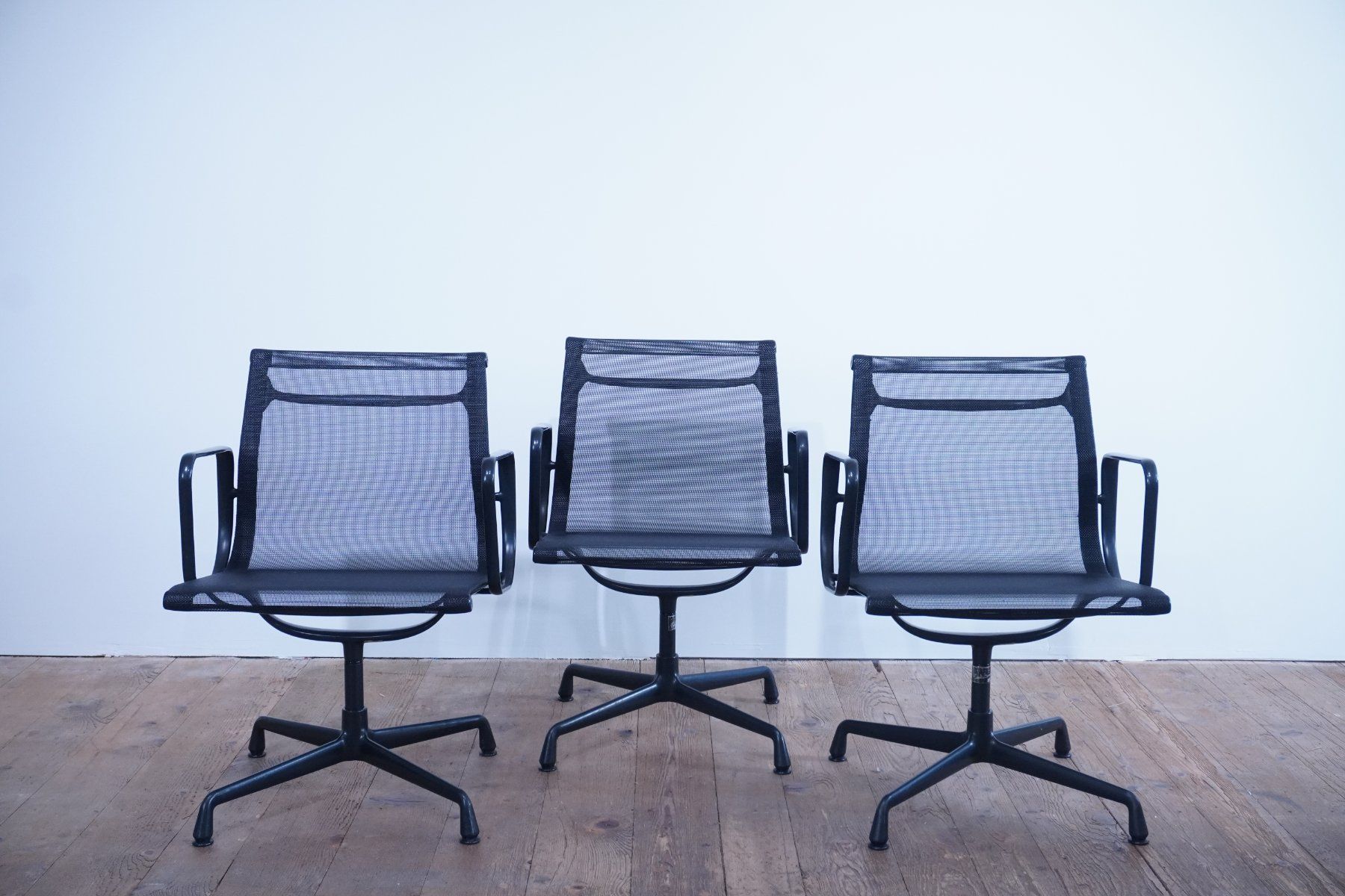 Vitra Sedie: Vitra Eames Alu Chair EA108 Netz schwarz – Usato da Bad Zurzach venduto da QLASSIQ 4