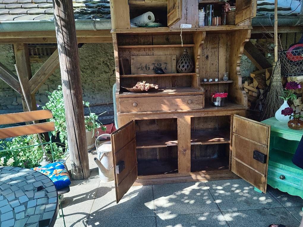 Büffets: Wunderschönes altes Tannenholzbuffet – Gebraucht aus Basel von Metallier 1