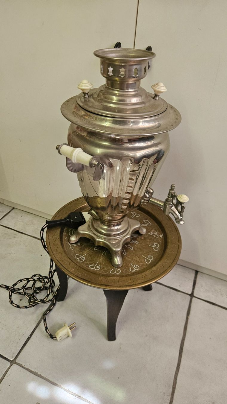 Teiere: Samovar elettrico con tavolino e vassoio – Usato da Melano venduto da H-Sara