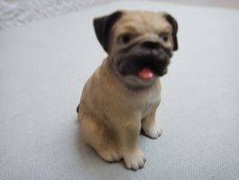 Puppenhauszubehör, sitzender Bulldoggenwelpe