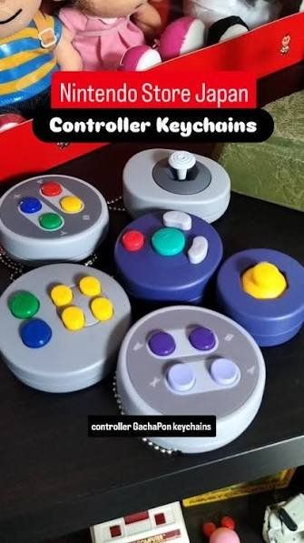 Statuette: Original Nintendo Controller Schlüsselanhänger Set aus Japan – Nuovo e nell'imballaggio originale da Mülligen venduto da DonRidone