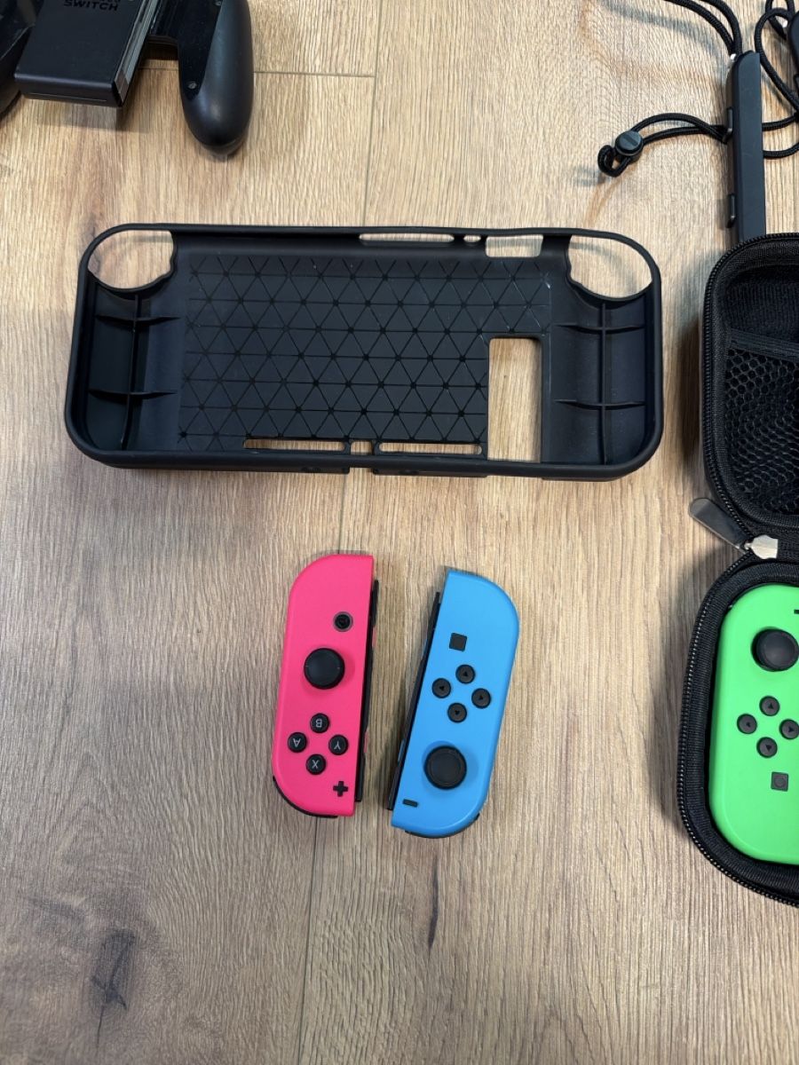 Nintendo Console: Nintendo Switch completo con accessori, ottime condizioni – Usato da basel venduto da Swiss._.1978 2