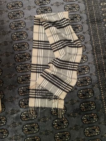 beige, grau, schwarz karierter schal