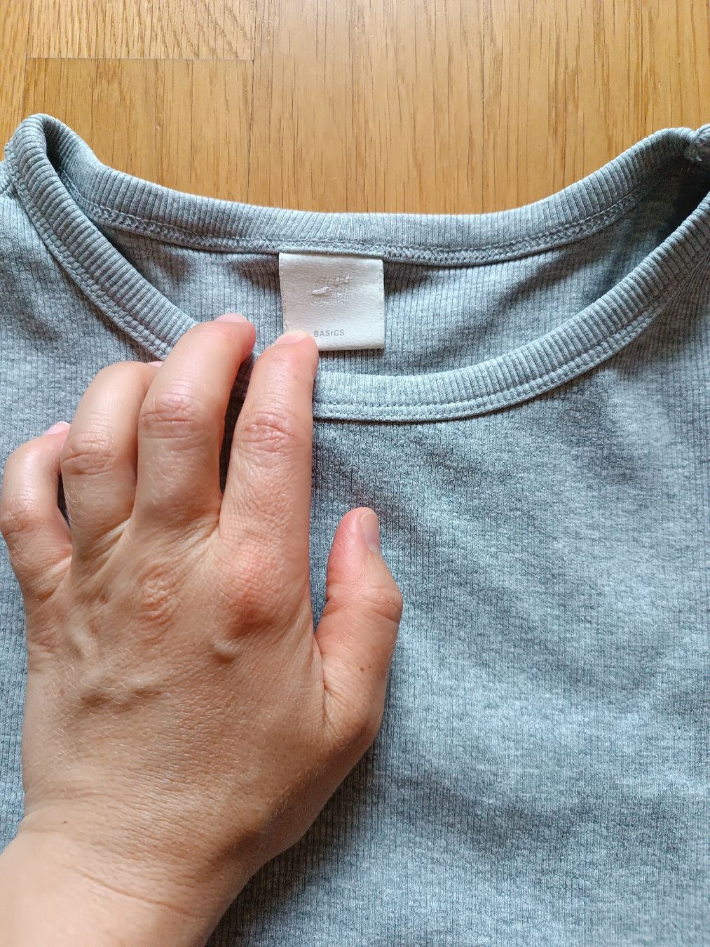 H&M Lotti di vestiti: Basicshirts schwarz grau, Grösse XS – Usato da Luzern venduto da sim_lqq2 3