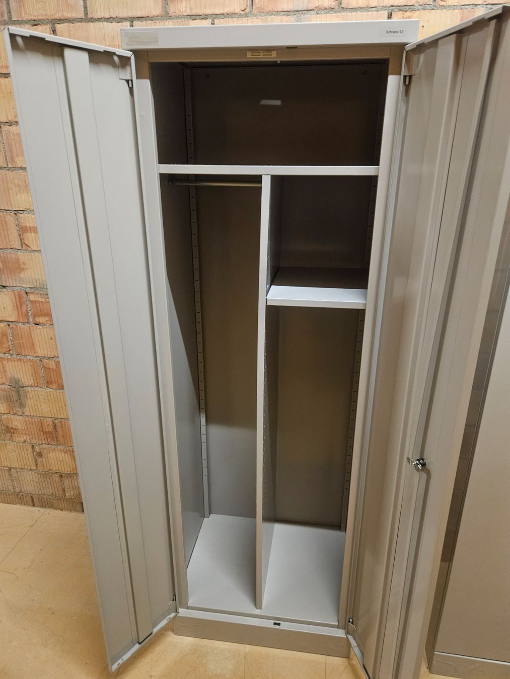 Armadi: Robuster Metallschrank / Garderobenschrank – Usato da Rüti ZH venduto da looren94 3