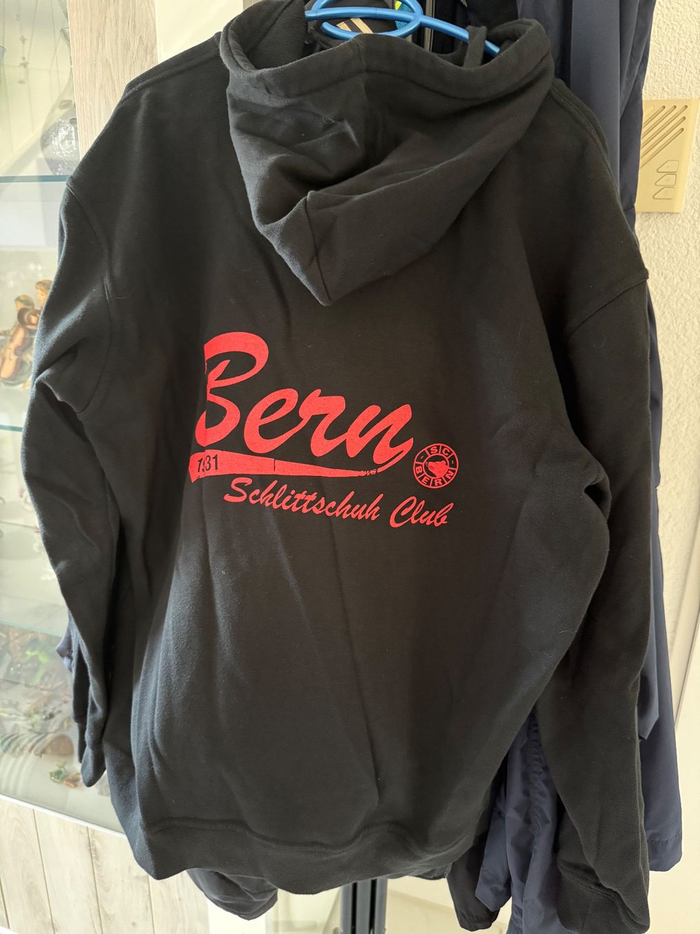 Pullover & Sweatshirts: Schwarze SC Bern Zip-Jacke, Grösse XL – Gebraucht aus Volketswil von Bailey7 1