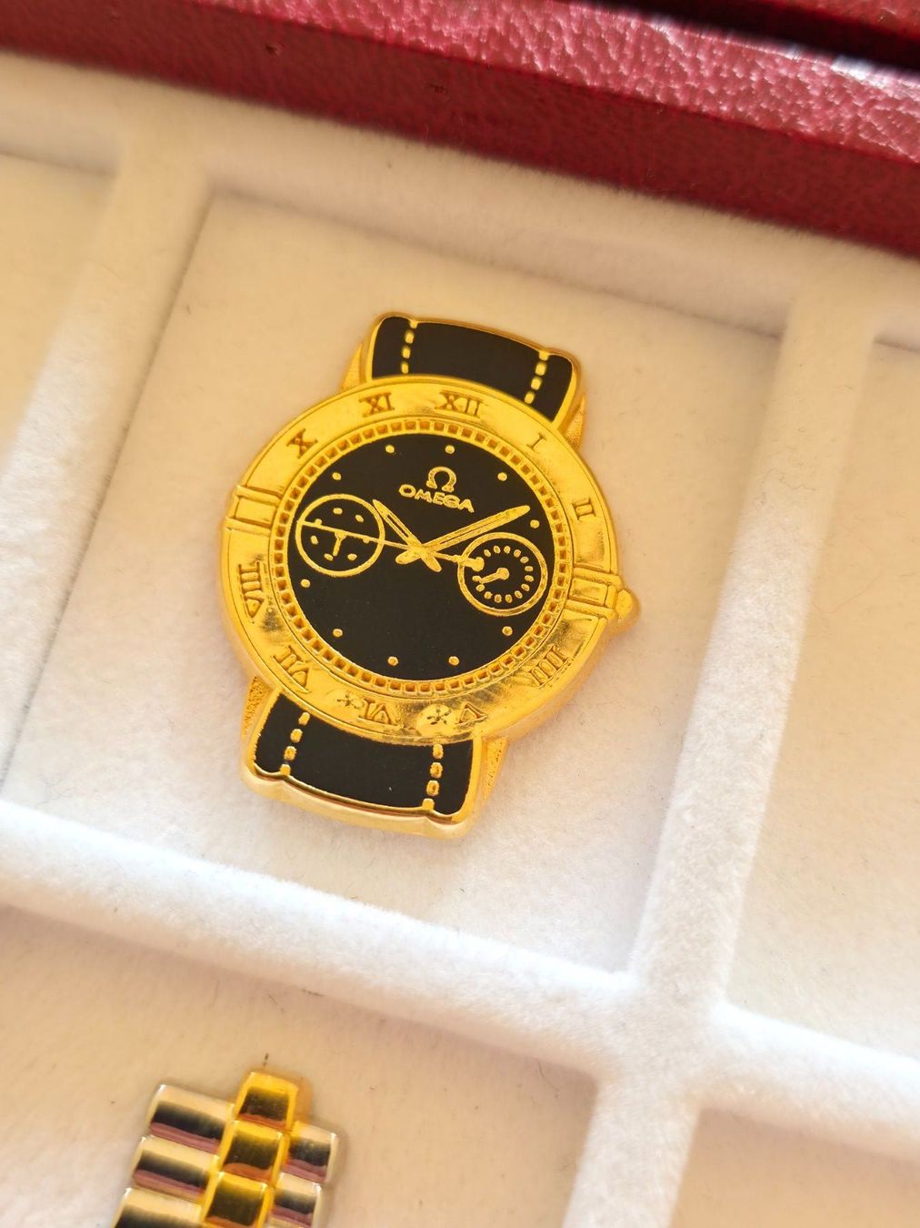 Orologi: Pins Horloger – Usato da La Chaux-de-Fonds venduto da Pascal.horloger
