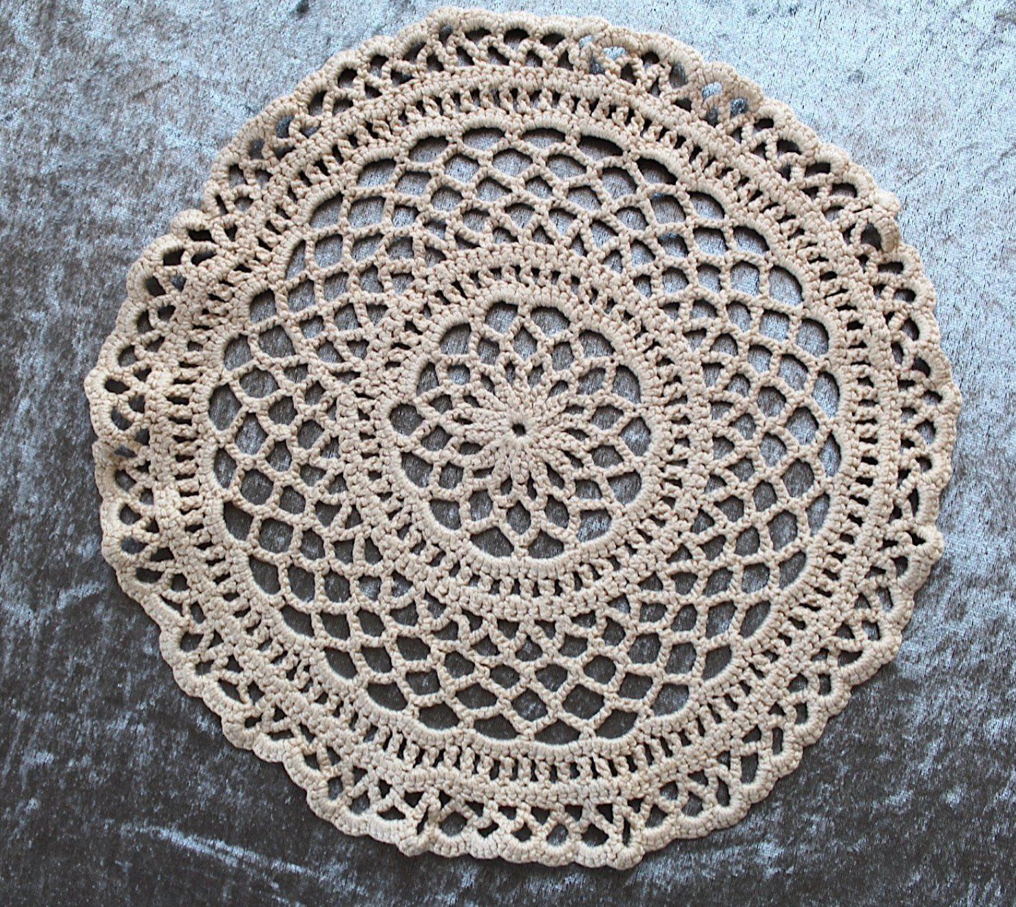 Altra biancheria da tavola: Beige gehäkelte Spitzendecke, Durchmesser ca. 29.5 cm – Usato da Locarno venduto da fripui 1