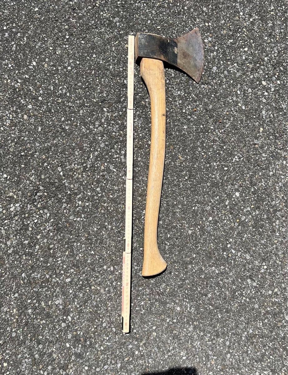 Tutti gli attrezzi: Forstaxt / Beil mit Holzstiel ca. 70 cm – Usato da Moosleerau venduto da Tami8