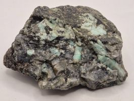 Smaragd roh in Muttergestein (345)