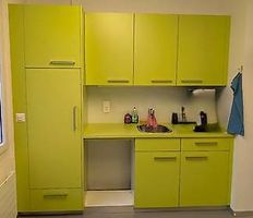 Küchenzeile- Tee-Küche mit Auszieharmatur und Kühlschrank