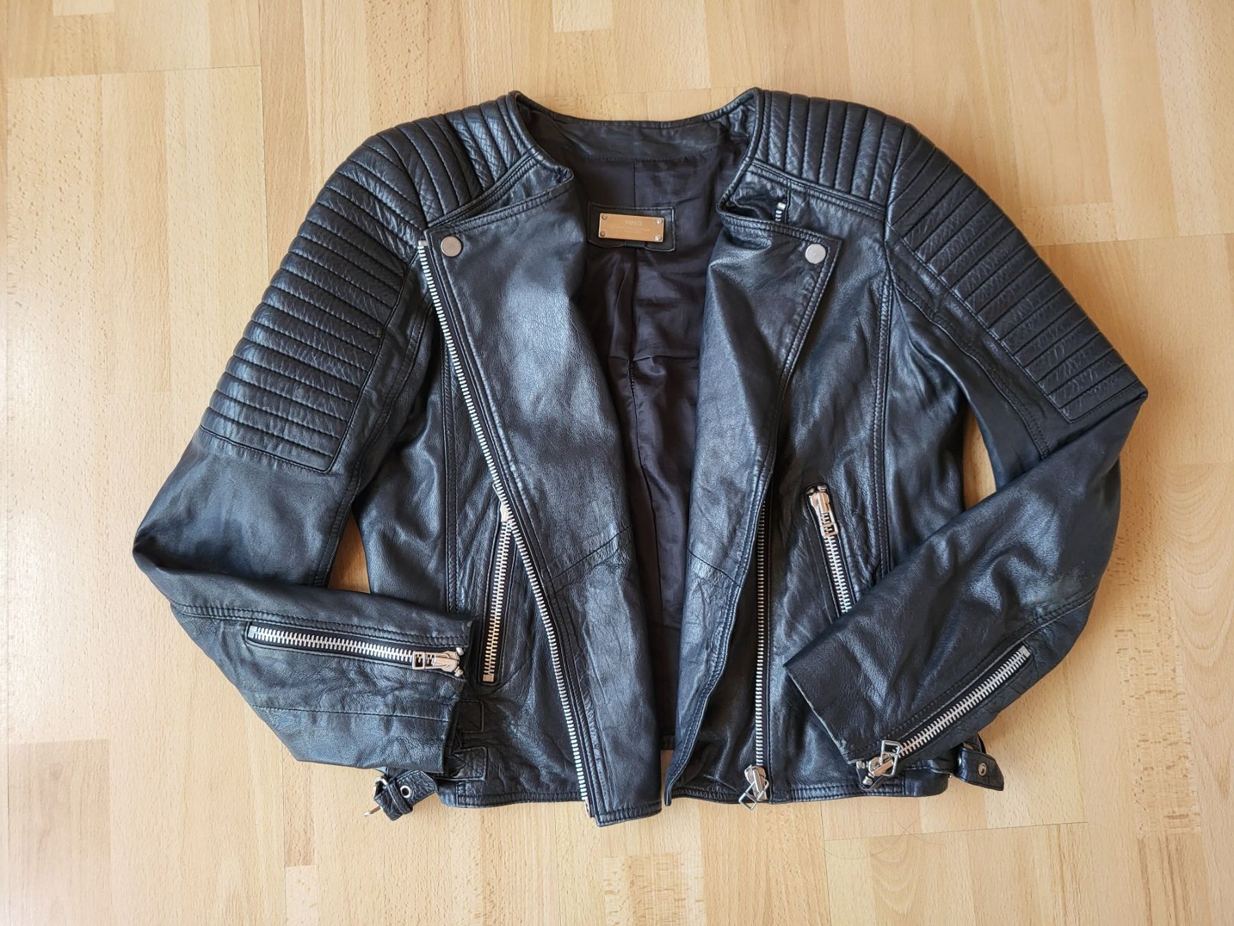 Mango Giacche: Schwarze Lederjacke Mango, Grösse M – Usato da Eggiwil venduto da kariiina