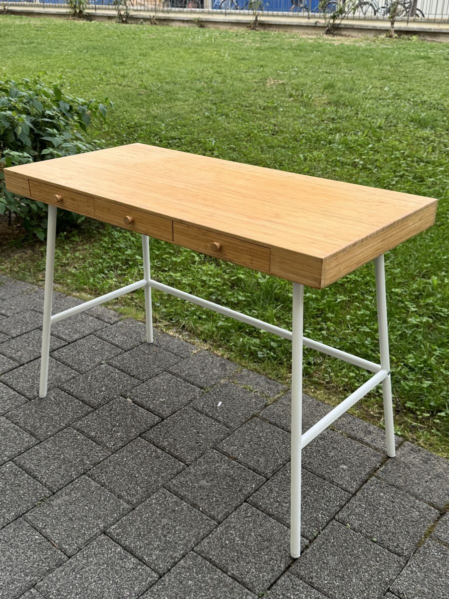 Ikea Scrivanie: Büro Schreibtisch mit Schubladen – Usato da Zürich venduto da Andri_Joel