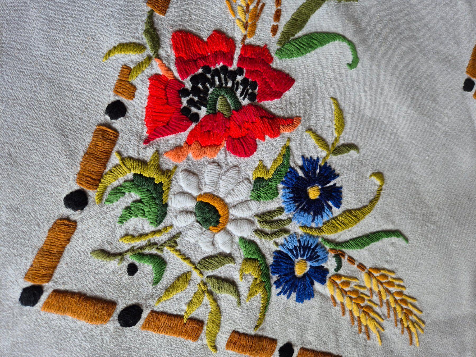 Altra biancheria da tavola: Wunderschöne bestickte Tischdecke, Handarbeit, Blumenmuster – Usato da Bern venduto da aronari 4
