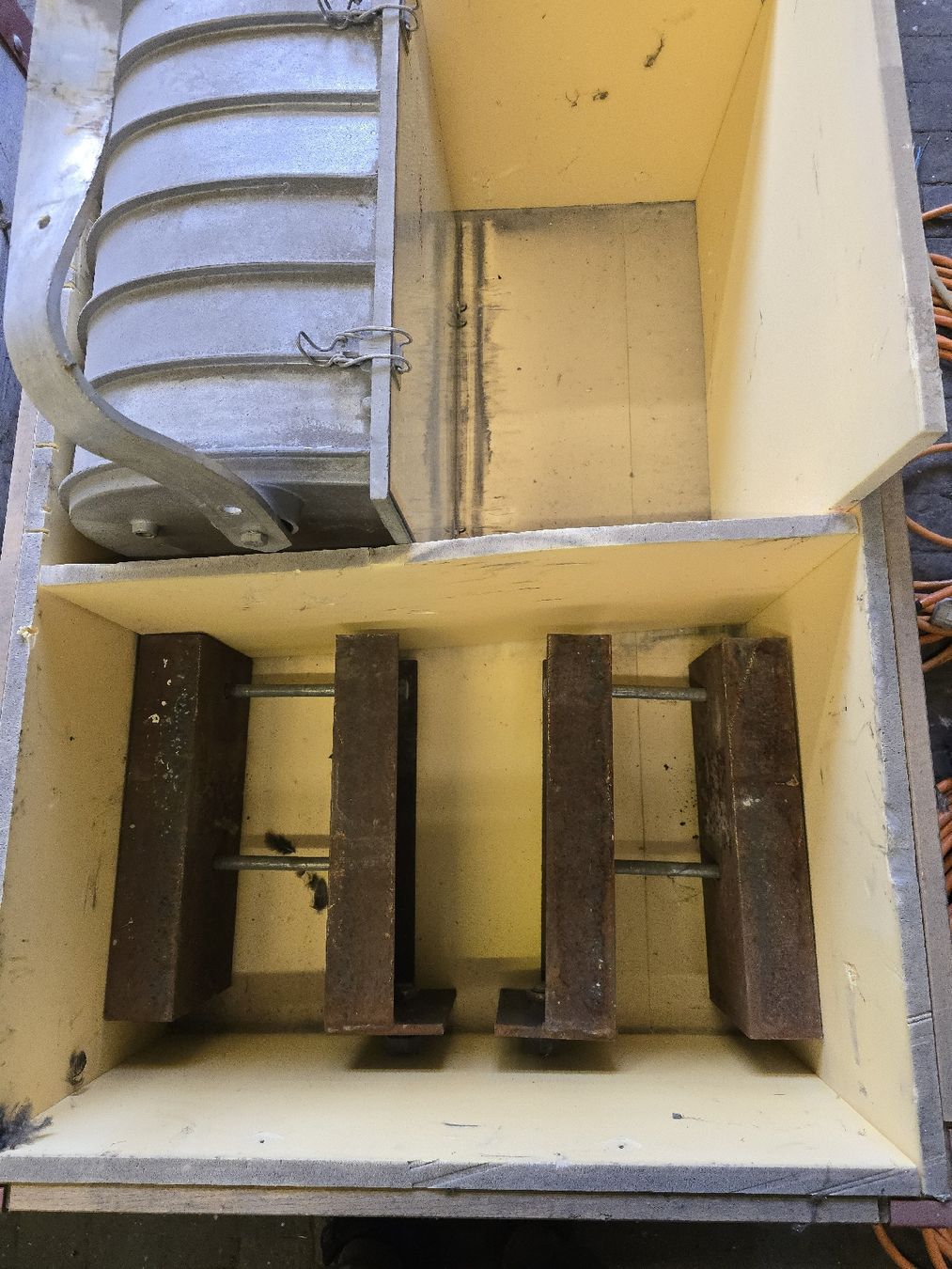 Lampade: 2000 Watt Strahler Baustelle Halle – Usato da Frümsen venduto da M.dnaleiw 1