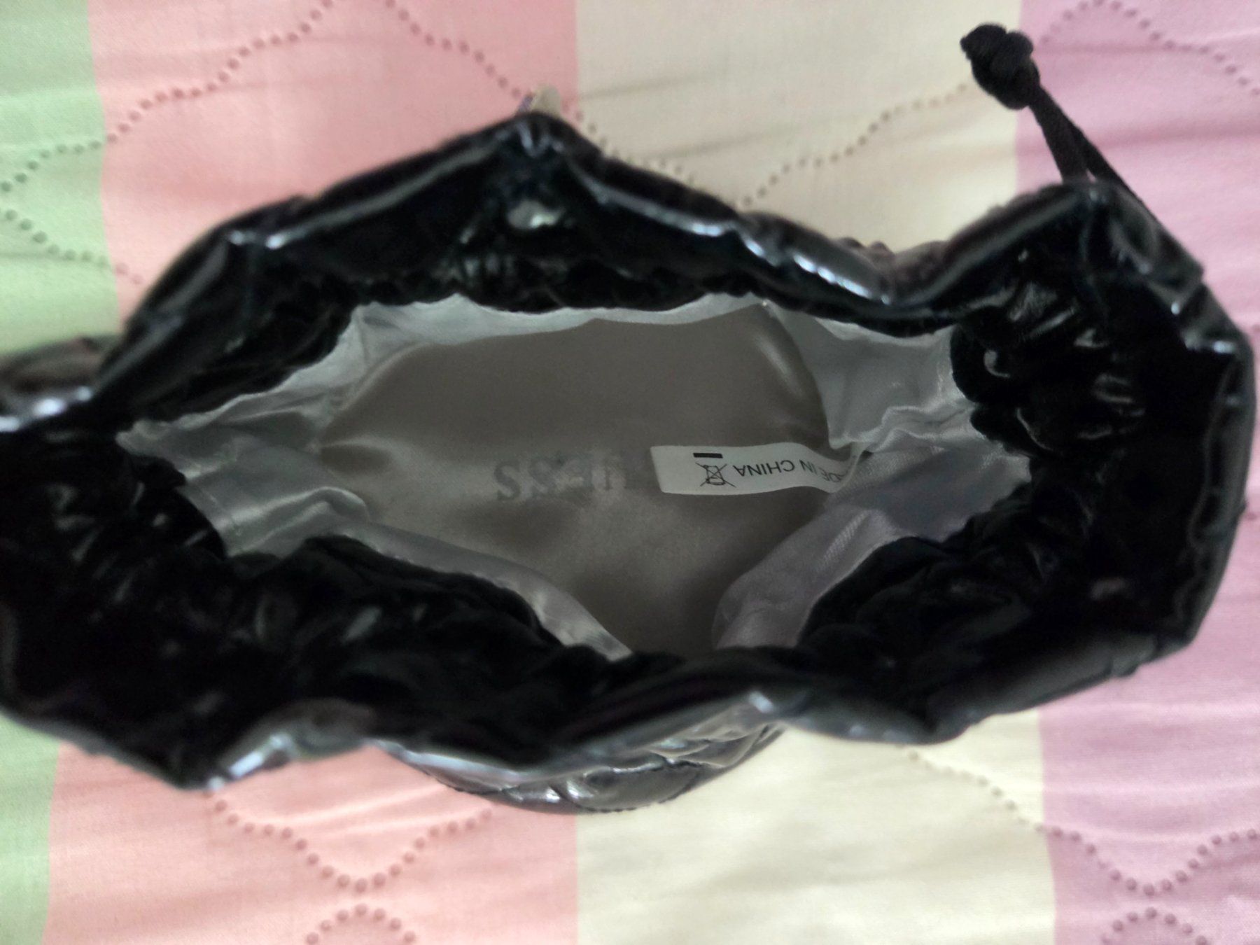 Guess Borse: GUESS Mini Beuteltasche / Kosmetiktäschchen Schwarz Lack – Usato da Abtwil AG venduto da MaVo.0710 2