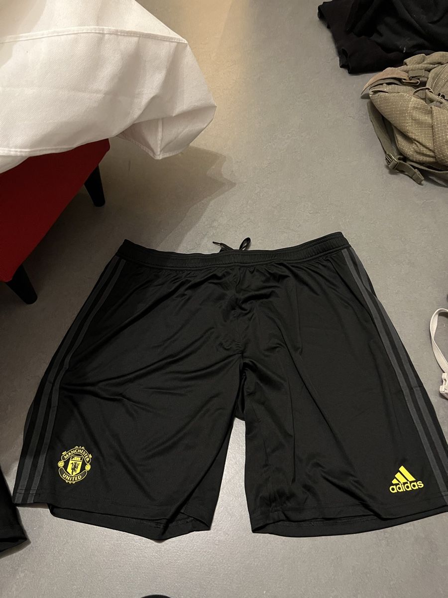 Adidas Pantaloni: Manchester United Sport Shorts – Nuovo (secondo la descrizione) da Therwil venduto da OlTho