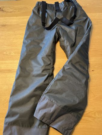 Skihose mit Trägern grau Grösse 152 neuwertig