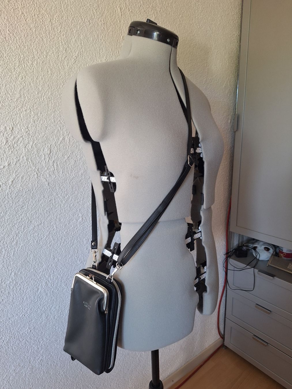 Sacs femmes: Umhängetasche mit Sonnenbrillenfach – D'occasion à Teufenthal AG par boebe071