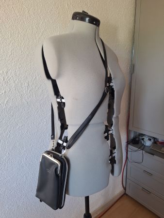 Umhängetasche mit Sonnenbrillenfach