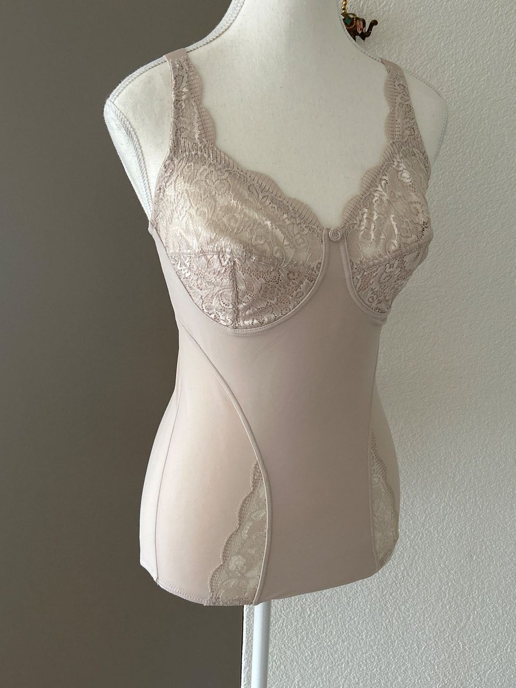 Altra biancheria intima: Formender Body mit Spitze beigefarbig – Usato da Brunnen venduto da Nala2929 1