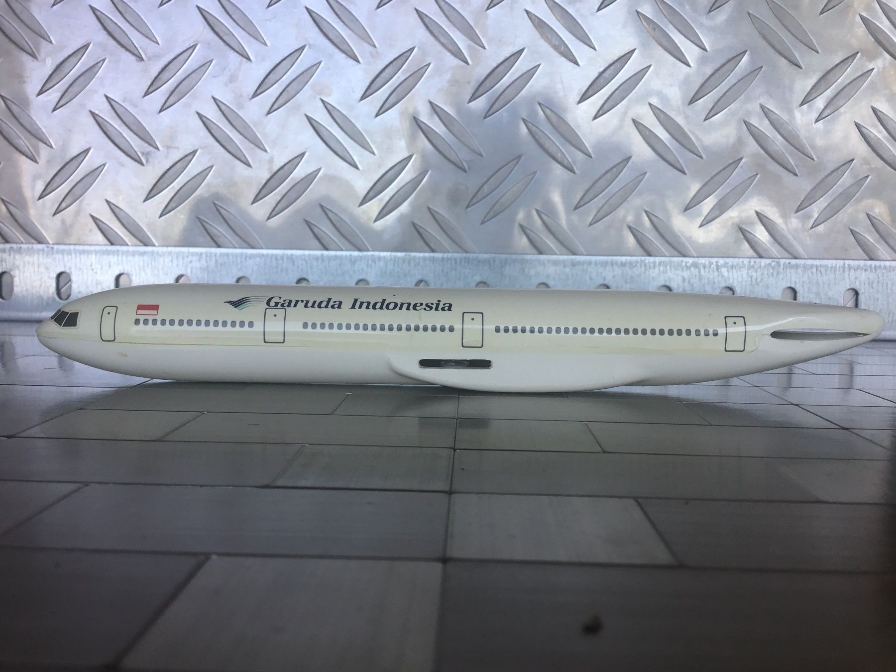 Kit di modellismo & Modellini statici: GARUDA INDONESIA WORLD AIRLINES – Usato da Männedorf venduto da Spezial-Modelle