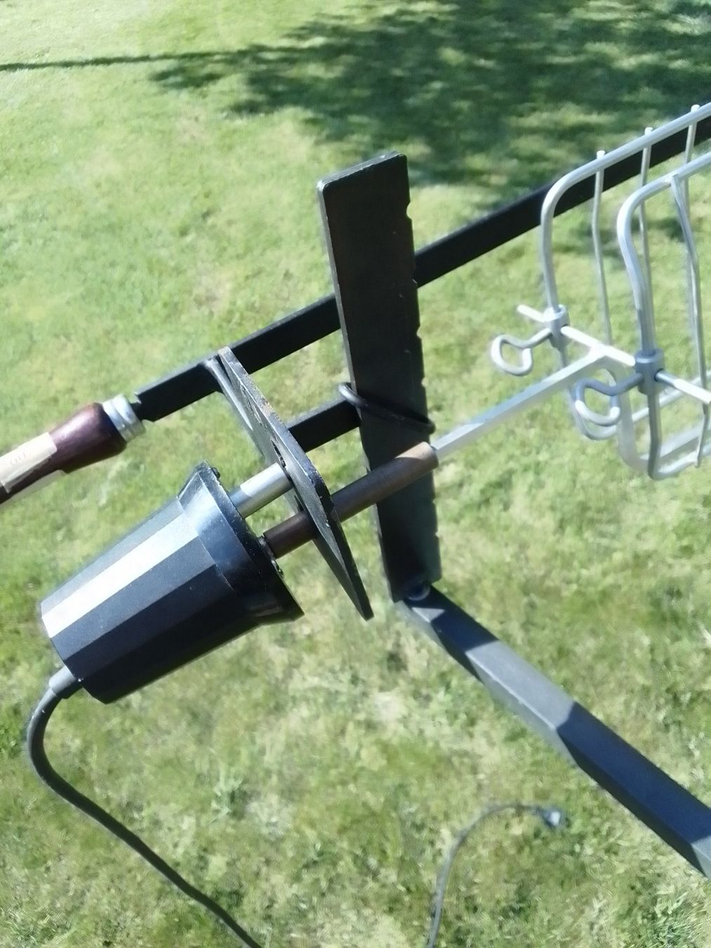 Griglie: Gartengrill mit Schwenkarm, El.-Motor und Grillkorb. – Usato da Röschenz venduto da Hellas13 7