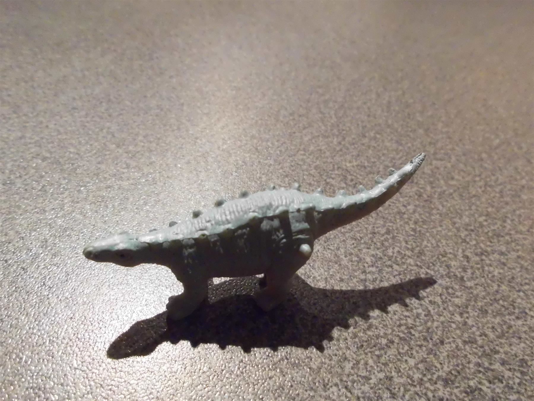 Jouets: Dinosaurier grau/Stacheln – D'occasion à Zürich par abraxas1291