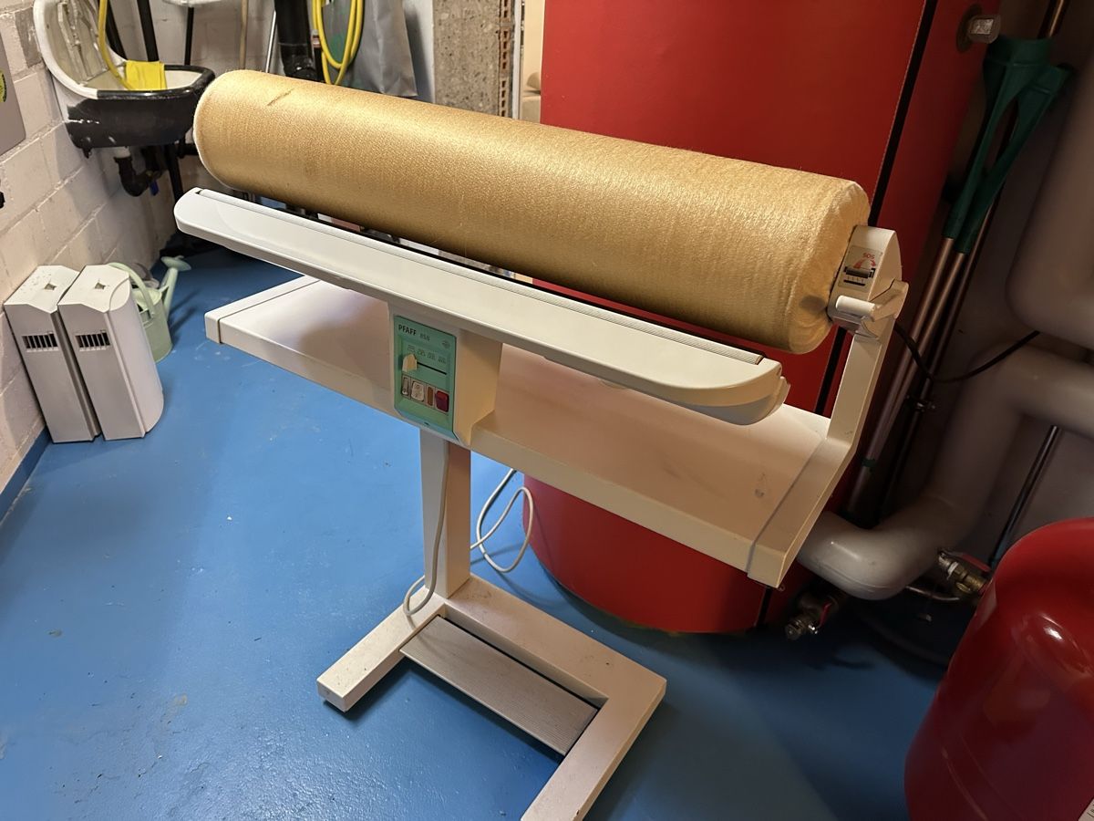 Pfaff Ferri da stiro: Pfaff Bügelmaschine – Usato da Tüscherz-Alfermée venduto da Pluriel2
