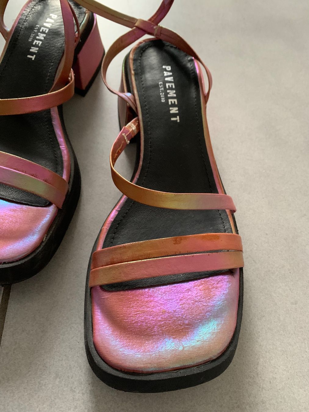Scarpe da donna: Sandales en cuir irisé Pavement – Usato da Genève venduto da rez_c6c6 9