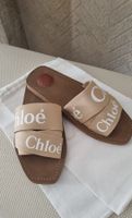 Chloé Pantoletten Woody mit Logo Print, in Soft Tan