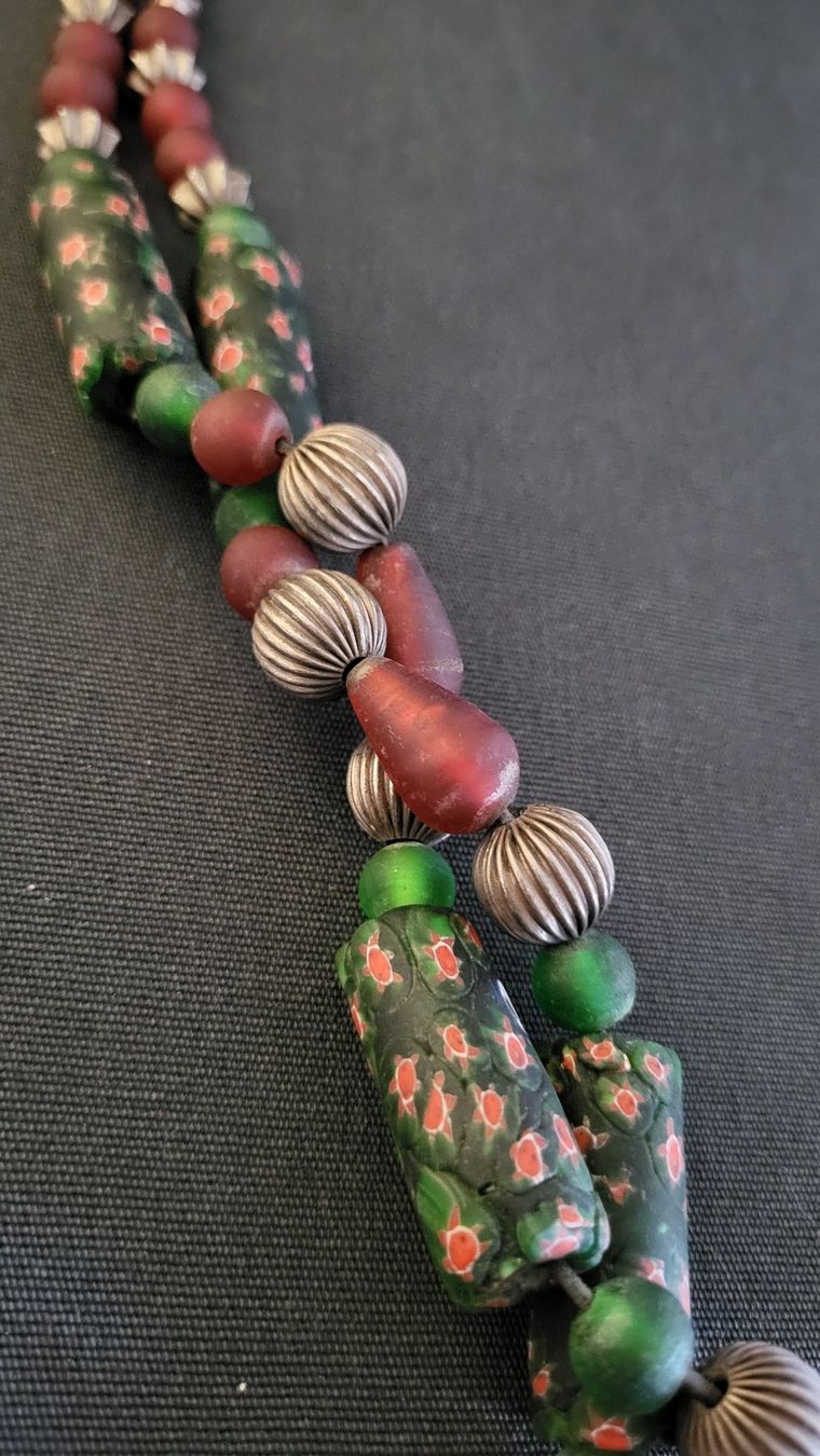 Catenine: Ethno-Halskette mit bunten Glasperlen Millefiori – Usato da Basel venduto da spinne02