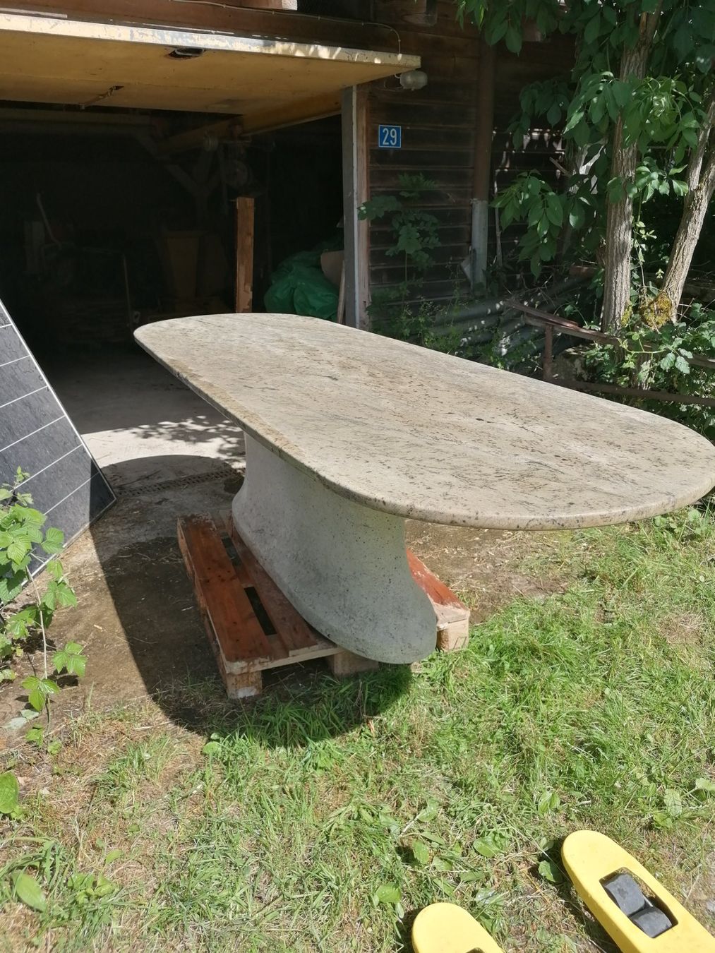 Tavoli: Stein-Tisch aus Kashmir white mit massivem Fuss – Usato da Staffelbach venduto da Nik023 3