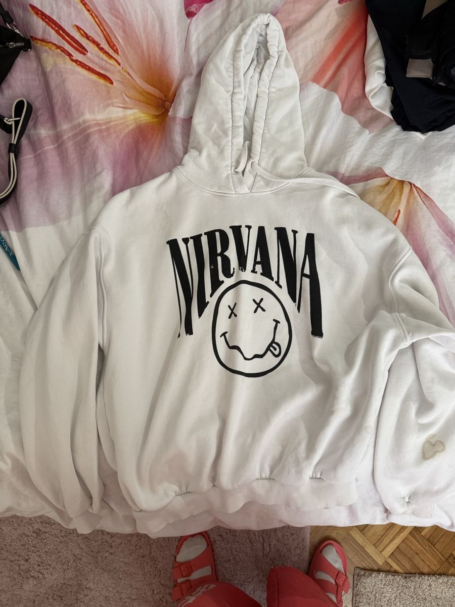 Bershka Pulls & Sweat-shirts: Sweat NIRVANA (marque Bershka)  – Défectueux à Tolochenaz par izz_7vdk