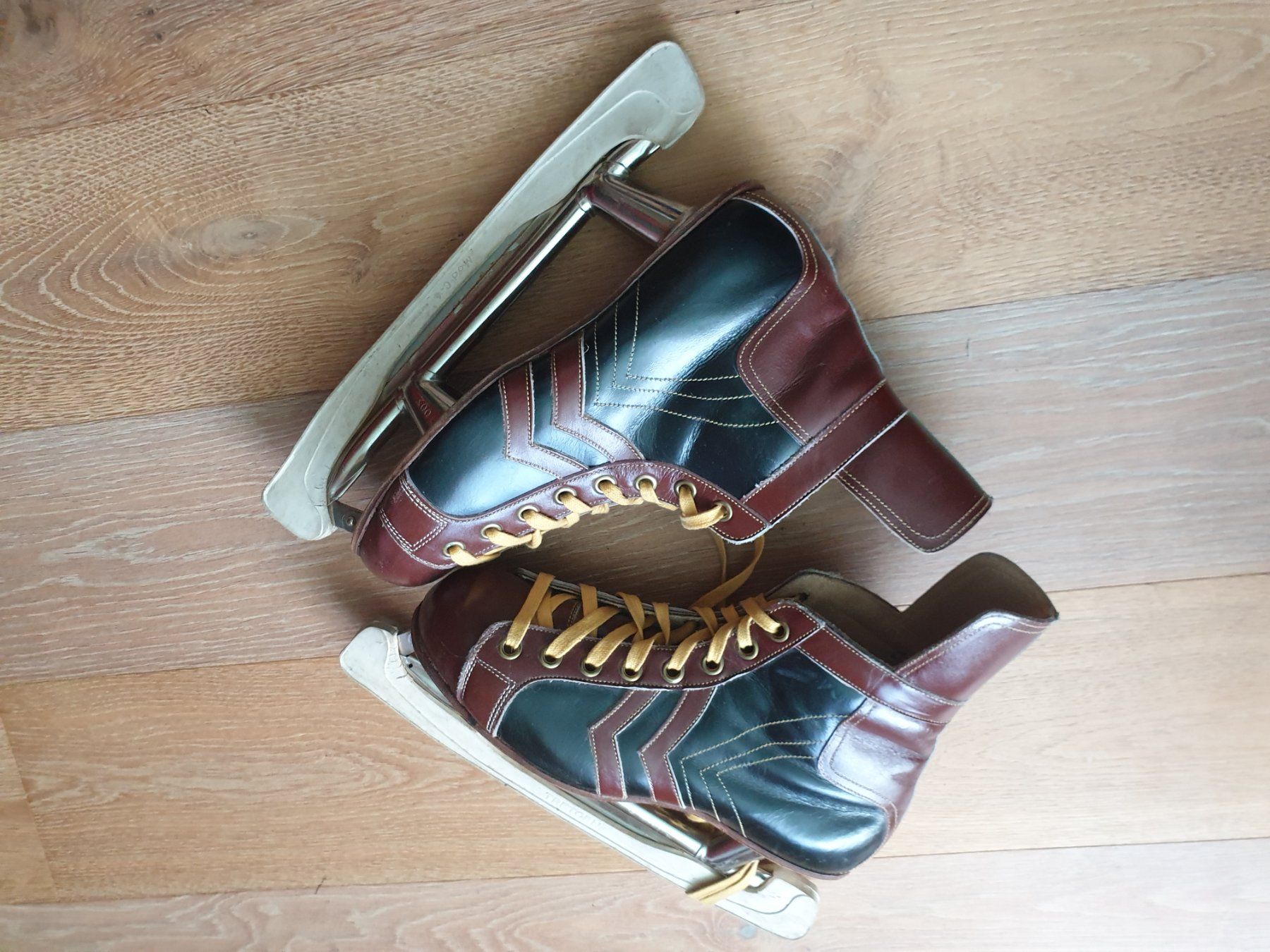 Pattini da ghiaccio: EISHOCKEY RETRO SCHUHE – Nuovo (secondo la descrizione) da St.Gallen venduto da EL03