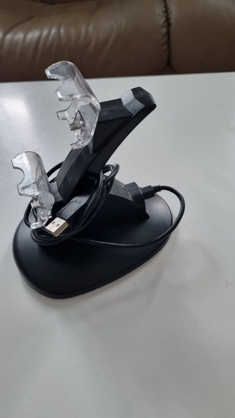 Caricabatterie: support pour 2 manettes PS4 – Usato da La Chaux-de-Fonds venduto da mikilo1