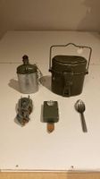 Militär Essgeschirr und Taschenlampe